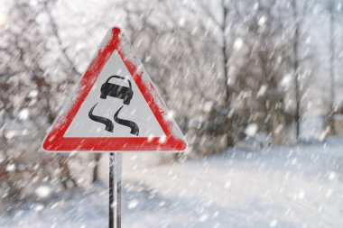 Buz kırılmadan önce yol işareti. Karlı yol reklam kışı.