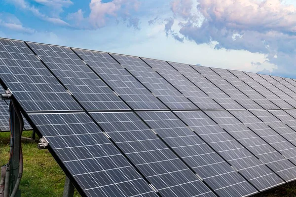 Elektrik Santralindeki Fotovoltaik Güneş Panellerine Yakından Bak — Stok fotoğraf