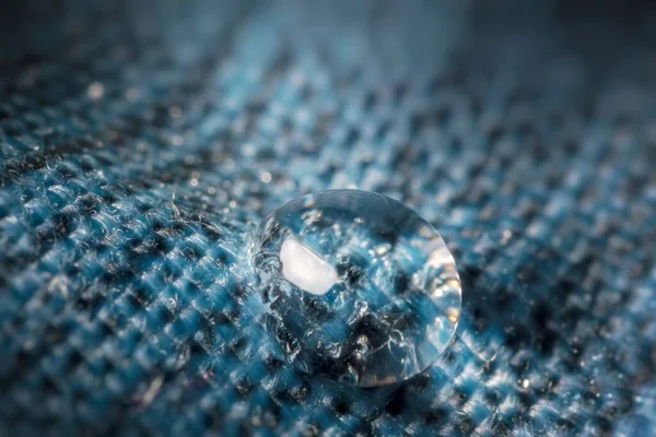 Vue Rapprochée Sur Goutte Eau Sur Tissu Imperméable Bleu — Photo