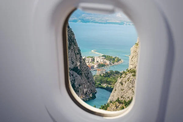 Vista Desde Ventana Del Avión Ciudad Omis Croacia Concepto Viajes — Foto de Stock