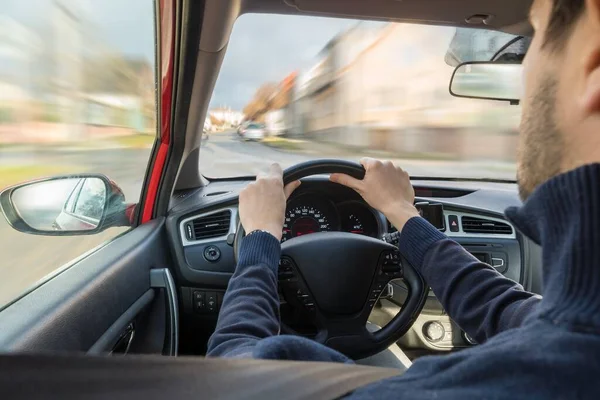 Jovem Está Conduzir Carro Cidade Condução Rápida Vista Interior — Fotografia de Stock