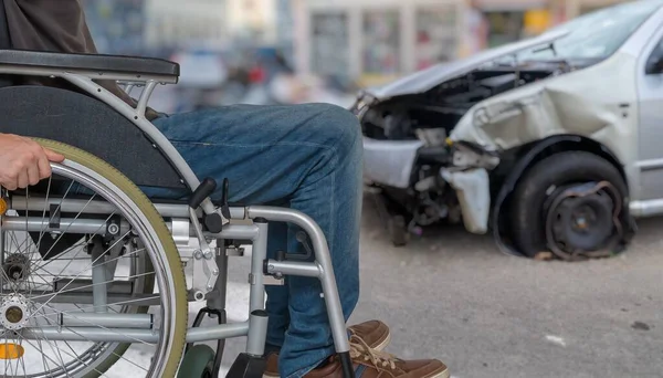Kerekesszékes Mozgássérültnek Autóbalesete Volt Összetört Autó Háttérben — Stock Fotó