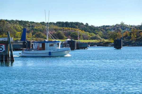 Un petit bateau de pêche sur la côte ouest suédoise — Photo