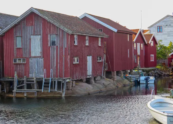 Certains vieux hangar à bateaux sur westoast suédois — Photo