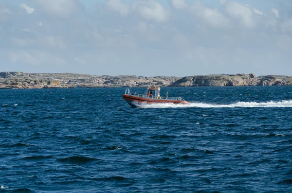 Un petit bateau de pêche rapide sur westcoas suédois Images De Stock Libres De Droits