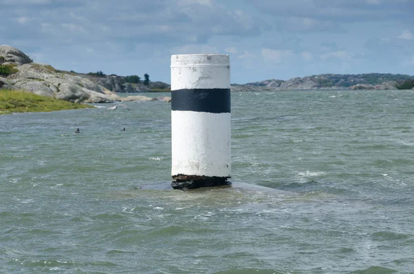 Une marque de navigation dans l'eau — Photo