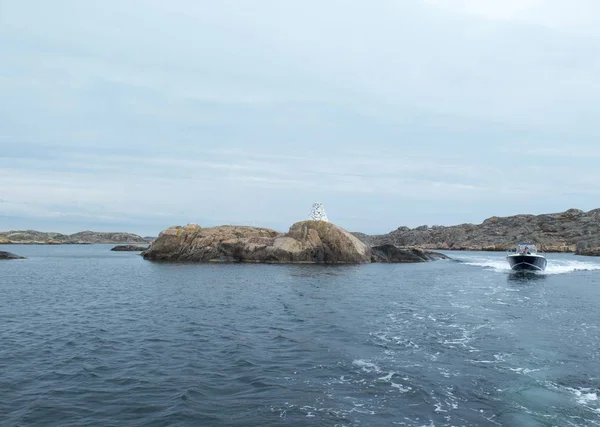 Одна скоростная моторная лодка на шведском побережье — стоковое фото