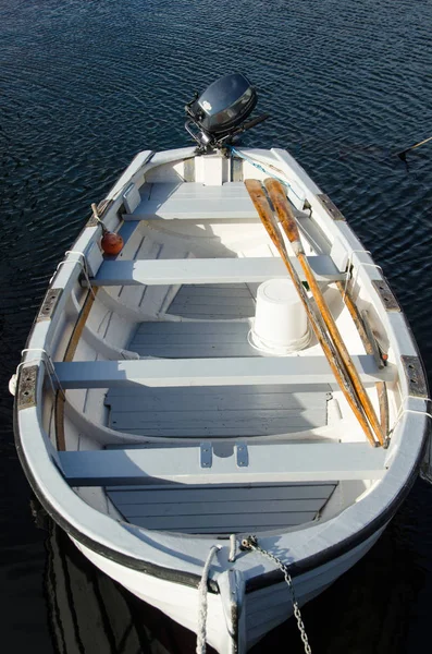 Одна маленькая гребная лодка в гавани — стоковое фото