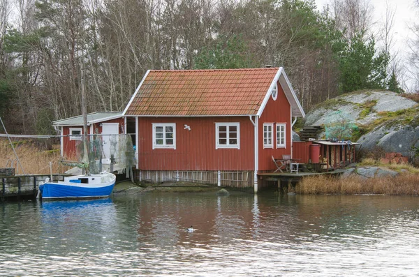 Fisherman's boathouse en boot met pier — Stockfoto