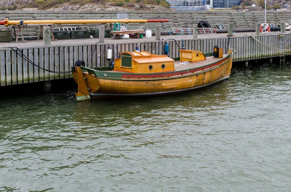 Un viejo barco de madera en el puerto —  Fotos de Stock