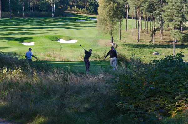 Vier golfspeler op de heuvels gollf club — Stockfoto