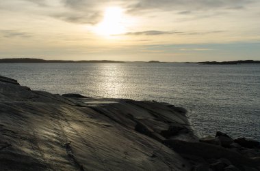Güneş su üzerinde aşağı gidiyor