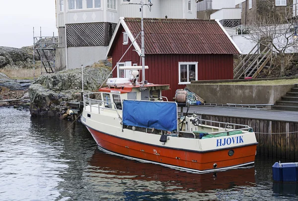 Fiskebåt på kaia – stockfoto