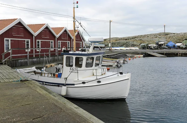 Lonely boat in the harbour — Stock Photo, Image