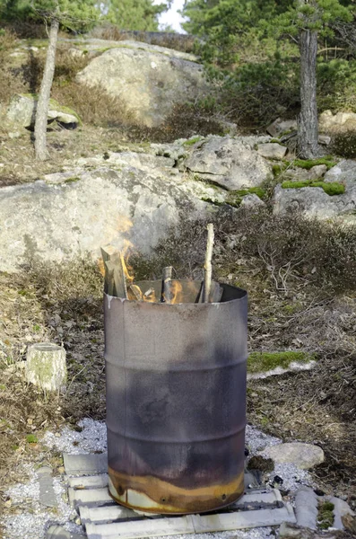 Вогонь у старій іржавій раковині — стокове фото