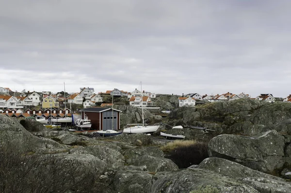 Une maison sur une île sur la côte ouest suédoise — Photo