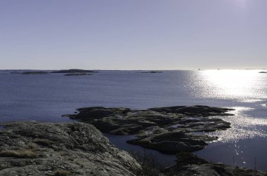 İsveçli Batı kıyısında güneş batıyor