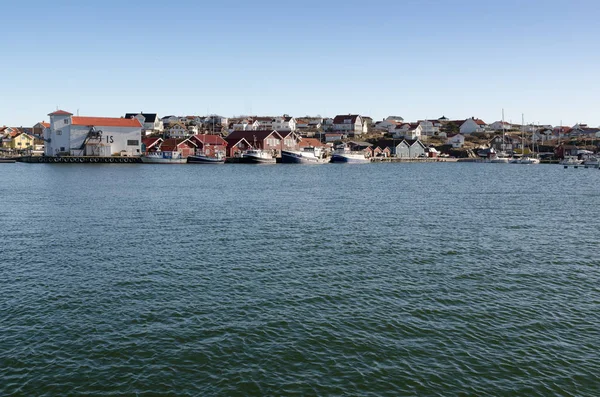 Beaucoup de bateaux de pêche dans le port attendent de sortir — Photo