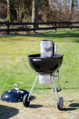 bir çakmak ile bir su ısıtıcısı Barbekü 