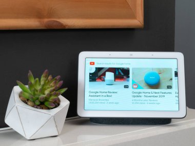 Kasım 2019, Uk - Google Yuva Merkezi oturma odasında youtube videoları gösteriyor