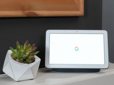 Kasım 2019, Uk - Google Renkli Google logosuna sahip Google Yuva Merkezi