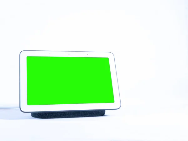 タッチスクリーンスマートホーム音声アシスタントスピーカー緑の画面上白 — ストック写真