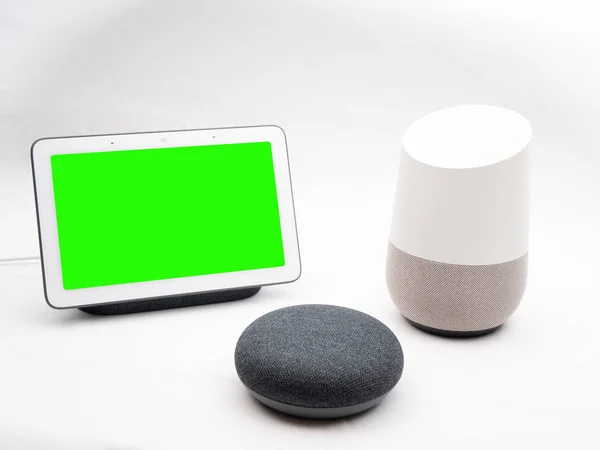 Nov 2019, Uk - Google Home, Nest en Hub-apparaten samen met het groene scherm — Stockfoto