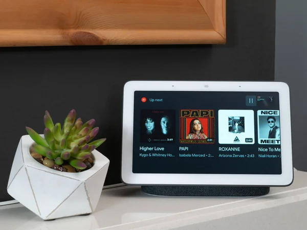 Kasım 2019, Uk - Google Yuva Merkezi oturma odasındaki şöminede youtube çalıyor