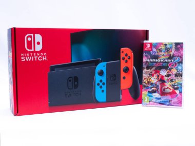 Uk, Jan 2020: Nintendo oyun konsol kutusu ve Mario kart destesi beyaz arkaplan