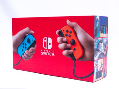 Uk, Jan 2020: Nintendo oyun konsol kutusu ve denetleyiciler beyaz arkaplan