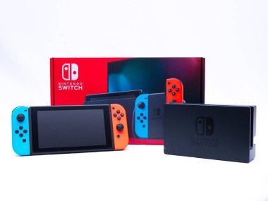 Uk, Jan 2020: Nintendo oyun konsolu ve beyaz arka plana kenetlenme