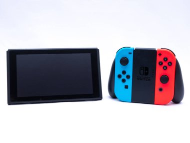 Uk, Jan 2020: Nintendo oyunları konsol con denetleyici kavrama ve beyaz ekran arkaplanı