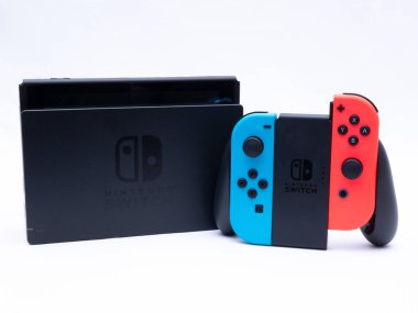 Uk, Jan 2020: Nintendo oyun konsol limanı ve Joy con tutuş denetleyici beyaz arkaplan