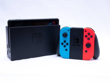 Uk, Jan 2020: Nintendo video oyunları konsol limanı ve kırmızı ve mavi denetleyiciler, beyaz arkaplan