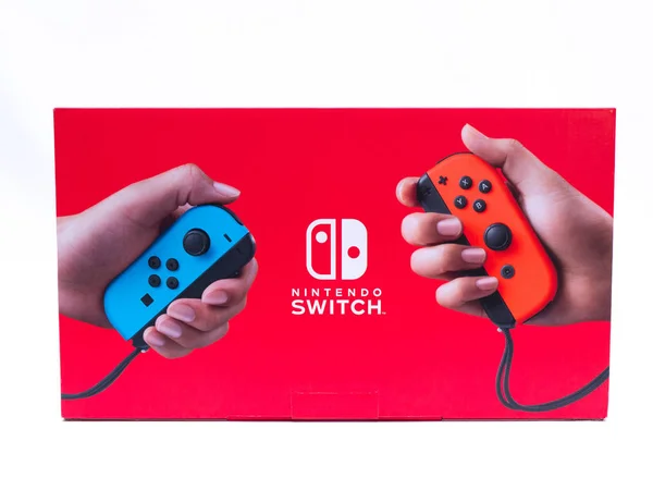 Uk, jan 2020: Nintendo Switch Spielkonsolen-Box mit Handheld-Controllern weißer Hintergrund — Stockfoto