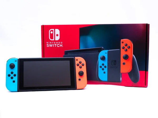 Storbritannien, Jan 2020: Nintendo switch och box på vit bakgrund — Stockfoto