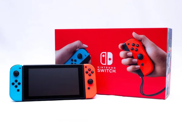 Uk, jan 2020: Nintendo Switch mit Controllern auf box — Stockfoto