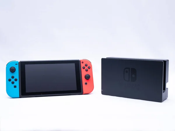 Uk, jan 2020: Nintendo Switch Spielekonsole und Dock auf weißem Hintergrund — Stockfoto