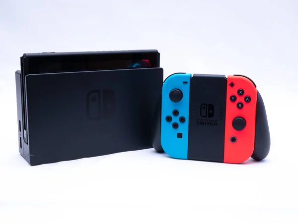 Uk, jan 2020: nintendo switch videospielkonsole dock und rote und blaue controller, weißer hintergrund — Stockfoto