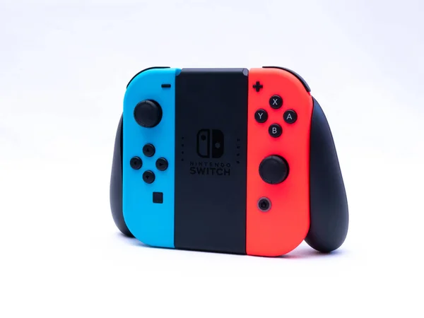 Uk, jan 2020: Nintendo Switch Spielekonsole joy con grip controller weißer hintergrund — Stockfoto