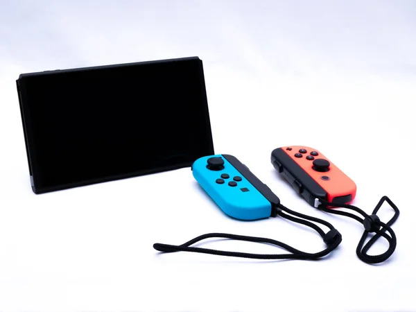 Uk, jan 2020: Nintendo switch games console screen und joy con controller rot und blau-weiß hintergrund — Stockfoto