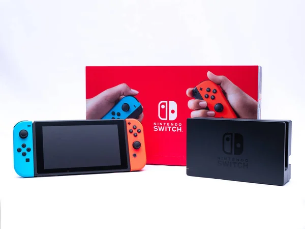 Uk, jan 2020: Nintendo Switch und Home Dock auf weißem Hintergrund — Stockfoto