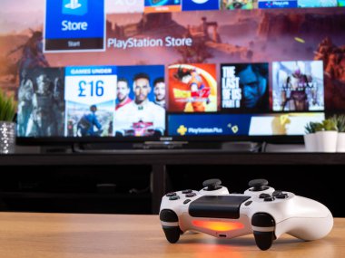Uk, Jan 2020: Ps4 için Beyaz Sony Dualshock 4 denetleyici ve televizyon ekranında çevrimiçi mağaza