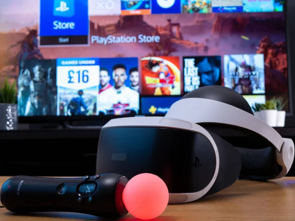 Reino Unido, Ene 2020: Auriculares y controlador Playstation VR para juegos y realidad virtual — Foto de Stock