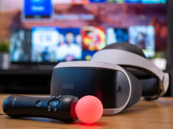 Uk, Jan 2020: Sony Playstation Vr headset és mozgatni vezeték nélküli vezérlő — Stock Fotó