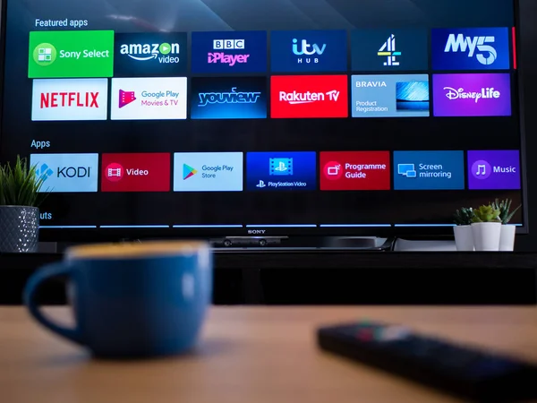 Reino Unido, Ene 2020: Smart TV muestra aplicaciones destacadas en la pantalla de televisión Android — Foto de Stock