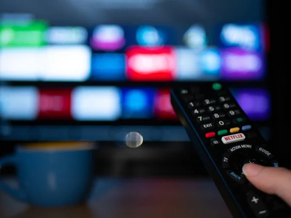 Großbritannien, Januar 2020: netflix-Fernbedienung mit Android-Apps auf Smart-TV-Bildschirm — Stockfoto