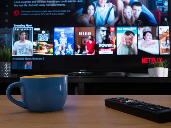 Uk, January 2020:ホーム設定でテレビに表示されるNetflixのトレンドメニュー — ストック写真