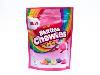 Uk, Jan 2020: Skittles Chewies meyve tatlısı Beyaz arka planda deniz kabuğu yok