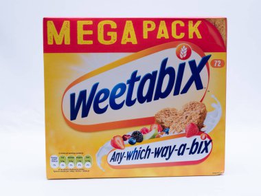 Uk, Jan 2020: Weetabix kahvaltı gevreği büyük paket aile büyüklüğü beyaz arka planda